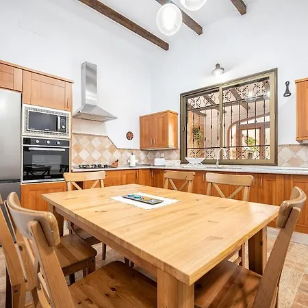 Canary Mondragon House *